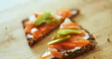 Рецепт Брускетты со сливочным сыром и копченой рыбой