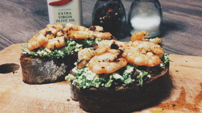 Рецепт брускетт с креветками и руколой