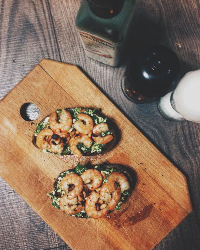 Рецепт брускетт с креветками и руколой