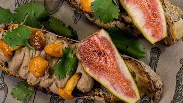 Рецепт Брускетт с паштетом из цесарки и лисичками