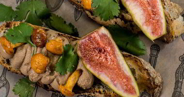 Рецепт Брускетт с паштетом из цесарки и лисичками