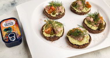 Рецепт Брускетт с печенью трески и муссом из авокадо