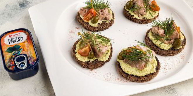 Рецепт Брускетт с печенью трески и муссом из авокадо