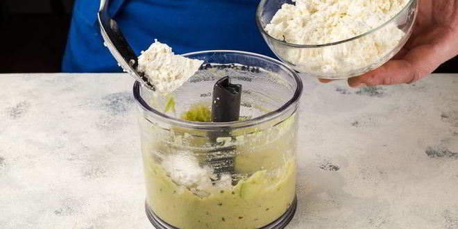 Рецепт брускетт с печенью трески и муссом из авокадо