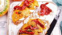Рецепт Брускетт с запеченной тыквой и вялеными томатами