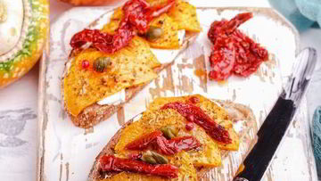 Рецепт Брускетт с запеченной тыквой и вялеными томатами