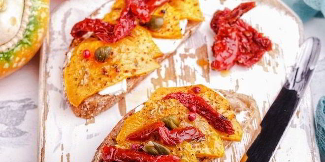Рецепт Брускетт с запеченной тыквой и вялеными томатами