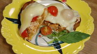 Рецепт Бутербродов с курицей, моцареллой и красным песто