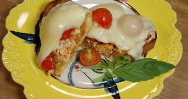 Рецепт Бутербродов с курицей, моцареллой и красным песто