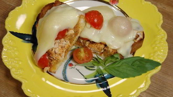 Рецепт бутербродов с курицей, моцареллой и красным песто