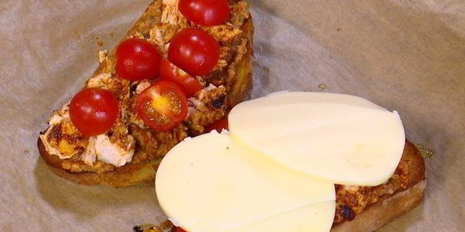 Рецепт бутербродов с курицей, моцареллой и красным песто