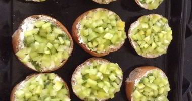 Рецепт Горячих бутербродов с творожным сыром, песто и овощами