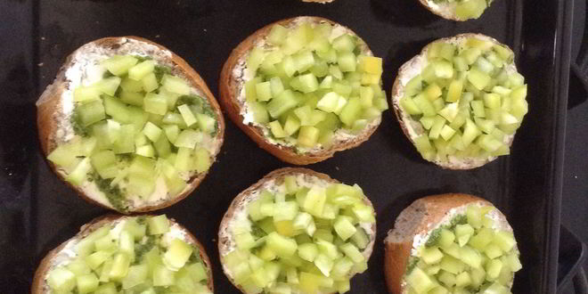 Рецепт Горячих бутербродов с творожным сыром, песто и овощами