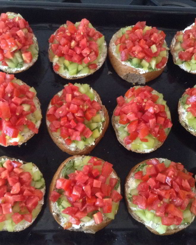 Рецепт горячих бутербродов с творожным сыром, песто и овощами