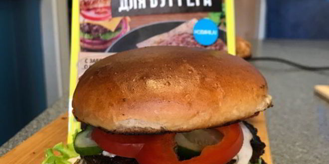 Рецепт Бургера из мраморной говядины с овощами и йогуртовым соусом