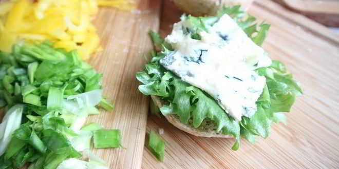 Рецепт бургера с креветками и голубым сыром