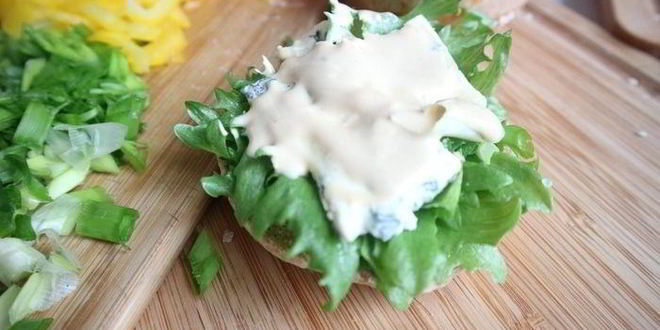 Рецепт бургера с креветками и голубым сыром