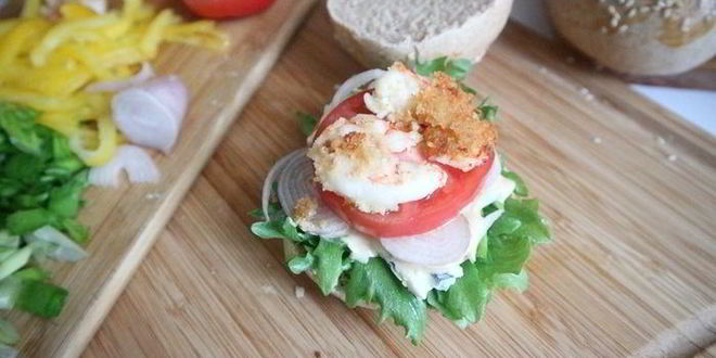 Рецепт бургера с креветками и голубым сыром