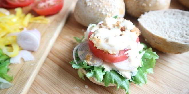 Рецепт бургера с креветками и голубым сыром