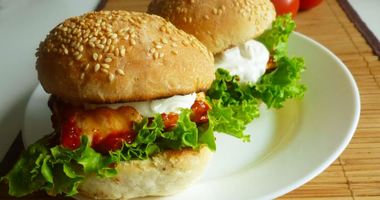Рецепт Бургера с курицей и соусом из голубого сыра