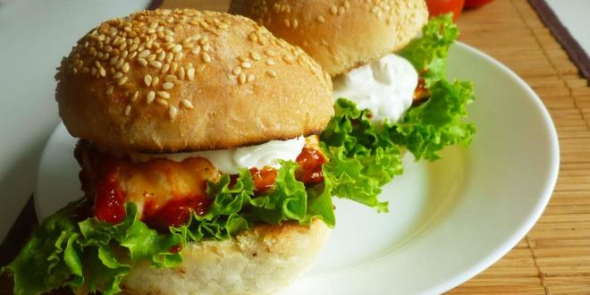 Рецепт Бургера с курицей и соусом из голубого сыра