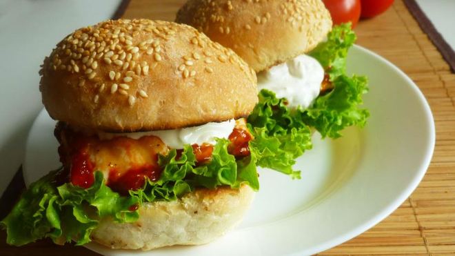Рецепт бургера с курицей и соусом из голубого сыра