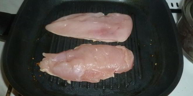 Рецепт бургера с курицей и соусом из голубого сыра