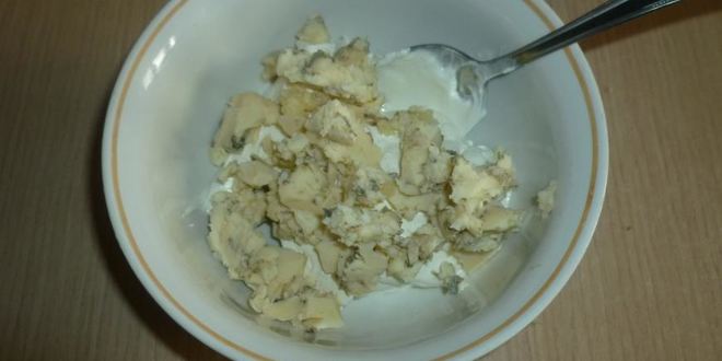 Рецепт бургера с курицей и соусом из голубого сыра