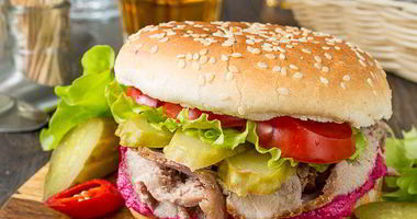 Рецепт Бургера со свиной шеей и свекольным кремом