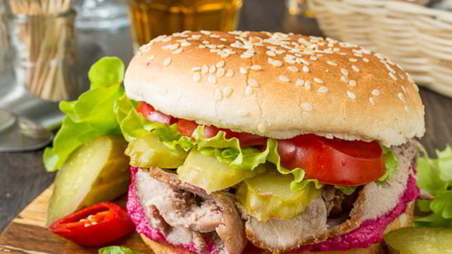 Рецепт бургера со свиной шеей и свекольным кремом