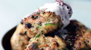 Рецепт Бургеров из индеики с кабачками, зеленым луком и кумином