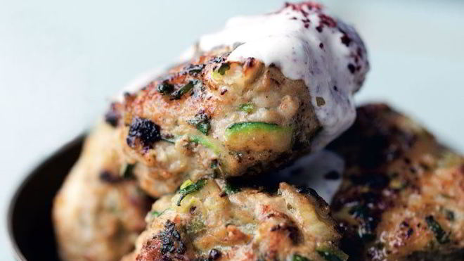 Рецепт бургеров из индеики с кабачками, зеленым луком и кумином