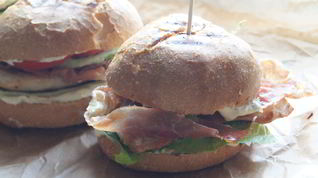 Рецепт Бургеров с курицей и беконом