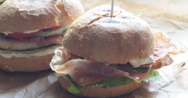 Рецепт Бургеров с курицей и беконом