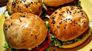 Рецепт Домашних бургеров дон бекон с куриными рублеными котлетами