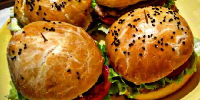 Рецепт Домашних бургеров дон бекон с куриными рублеными котлетами