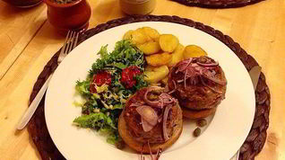 Рецепт Говяжьих бургеров с голубым сыром, виски, красным луком и горчицей, с гарниром из картофеля