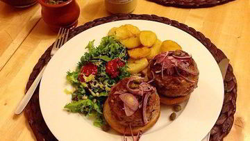 Рецепт Говяжьих бургеров с голубым сыром, виски, красным луком и горчицей, с гарниром из картофеля