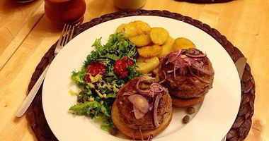 Рецепт Говяжьих бургеров с голубым сыром, виски, красным луком и горчицей, с гарниром из картофеля