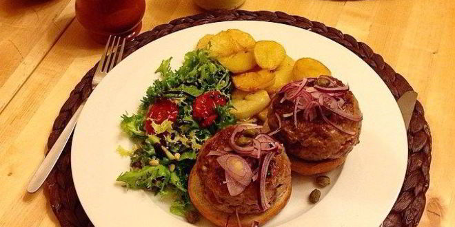 Рецепт Говяжьих бургеров с голубым сыром, виски, красным луком и горчицей, с гарниром из картофеля