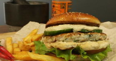 Рецепт Куриного бургера с соусом блю-чиз