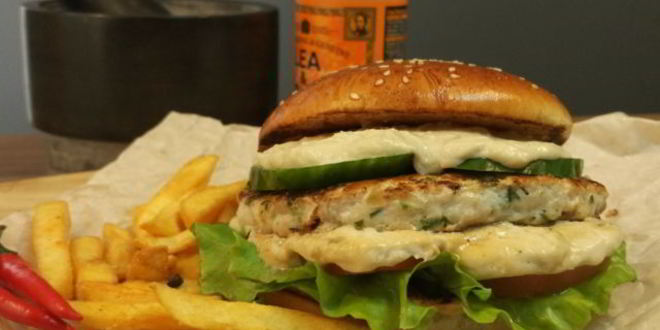 Рецепт Куриного бургера с соусом блю-чиз