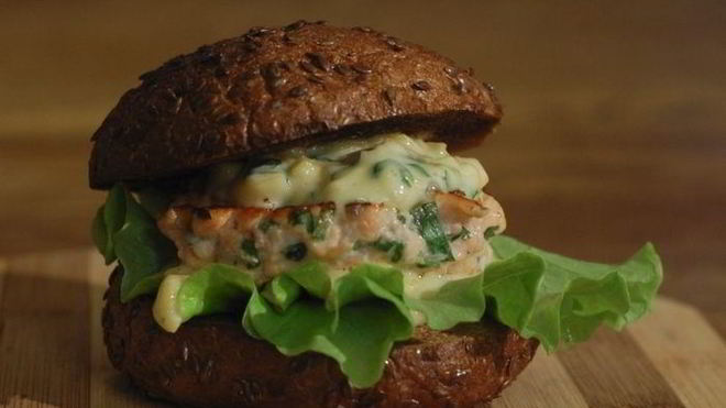 Рецепт рыбного гамбургера с манго-майонезом