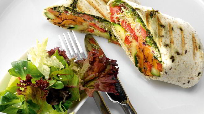 Рецепт буррито с жареными овощами и песто