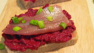 Рецепт Бутерброда с горчичной селедкой и свеклой