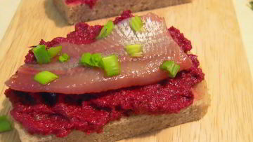 Рецепт Бутерброда с горчичной селедкой и свеклой
