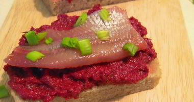 Рецепт Бутерброда с горчичной селедкой и свеклой