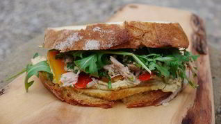 Рецепт Бутерброда с тунцом, запеченным перцем и хумусом