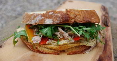 Рецепт Бутерброда с тунцом, запеченным перцем и хумусом