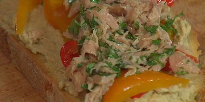 Рецепт бутерброда с тунцом, запеченным перцем и хумусом